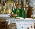 Bild: bk
Pfarrer Benny Joseph erteilt den Segen nach seinem ersten Gottesdienst in der Pfarreiengemeinschaft Freihung-Großschönbrunn.