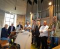 Bild: gi
Pfarrer Josef Most (Dritter von rechts) dankt dem Bläser-Ensemble sowie Organist Hans Karl für die glanzvolle Aufführung der „Missa de Loreto“.