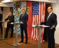 Bild: hbe
Dabei waren nur deutsche Politiker. aber auch die US-Flagge hing bei der Pressekonferenz hinter Vilsecks Bürgermeister Hans-Martin Schertl (von links), Staatskanzleichef Florian Herrmann, Staatssekretär Thomas Silberhorn und Finanzminister Albert Füracker.