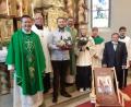 Bild: gis
In der Pfarrkirche in Fichtelberg – für das Foto wurde nur einen Augenblick der Mundschutz abgenommen – versammelten sich zur Feierstunde (von links): Pfarrer Ferdinand Weinberger, Pfarrgemeinderatssprecher Joachim Rubenbauer, Sprecher der Ministranten Severin Traßl, Diakon Rudolf Hoffmann, die Ministranten Maria Traßl, Daniel Burger, Kirchenpfleger Hans-Georg Braun sowie Ministrant und Pfarrbücherei-Mitarbeiter Elias Kraus, der dem Diakon für den Bücherstadl eine Familieneintrittskarte für den Mehlmeiseler Wildpark übergab.
