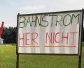 Bild: Stephan Huber
Überall im Land stehen derzeit die Protestplakate gegen die Stromtrasse, hier bei Prohof. Sie zeugen von der tiefen Ablehnung der jetzigen Planung der DB.