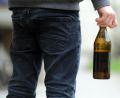 Symbolbild: Tobias Hase/dpa
Ein Jugendlicher hält eine geöffnete Bierflasche in der Hand.