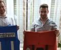Bild: hir
Ausrüstungsgegenstände im Wert von über 1000 Euro übergab der Vorsitzende des Fördervereins, Dennis Ponnath (rechts), an den Technischen Leiter der Wasserwacht Pfreimd, Tobias Raß (links).