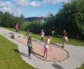 Bild: gi
Einen Riesenspaß haben die Kinder der Ferienbetreuung Moosbach beim Kleingolfspiel im Moosbacher Kurpark.