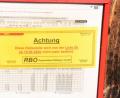 Bild: Gabi Schönberger
Ein gelber Zettel auf dem Fahrplan zeigt es an: Die Fahrt von Neudorf nach Weiden um 8.38 Uhr entfällt künftig. Das Einstiegs-Verbot auf der Linie 55 gilt aber im gesamten Landkreis Neustadt und der Stadt Weiden. Dadurch ändert sich auch der Busverkehr für Schüler teilweise.