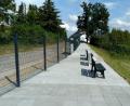 Bild: rro
Der neue Zaun (links im Bild) grenzt das Sportgelände zur Straße hin ab. Neu sind auch die Sitzbänke in den TSV-Vereinsfarben Grün und Weiß.