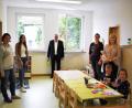 Bild: oe
Die Ammerthaler Kita im ehemaligen Bankgebäude hat den Betrieb aufgenommen (stehend, von links): Susanna Honig (stellvertretende Kita-Leiterin), Susanna Roßmann (Kinderpflegerin im Kindergarten), Bürgermeister Anton Peter, Julia Löhner (Kinderpflegerin der Krippe) und Kita-Leiterin Katharina Reiff.