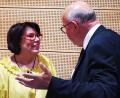 Bild: Dobler
Ulrike Partl-Mahlendorf, hier bei einem Gespräch mit Stadtdekan Hans Amann, hat nur ein Schuljahr lang als Leiterin der Mädchenrealschule St. Josef in Schwandorf gearbeitet. Ab Mai 2020 war sie krank geschrieben und hat sich dann in der Folgezeit erfolgreich auf eine Stelle in Vohenstrauß beworben.