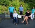 Bild: adj
Büchereileiterin Doris Neumann (sitzend, rechts), Sissy Bringer (sitzend, links) und Maria Schmidt (stehend, rechts) danken Vorsitzendem Michael Gleißner (stehend, Mitte) und Phillip Konz (stehend, links) für die Unterstützung.