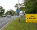 Bild: lnz
Die neuen Tempo-30-Schilder auf der ehemaligen innerörtlichen Staatsstraße sind aufgestellt, aber noch mit Folien abgedeckt - so wie hier im Bild (Mitte) in der Waldsassener Straße. Wann genau in dieser Woche sie enthüllt werden und damit Gültigkeit haben, wird noch bekanntgegeben.