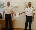 Bild: Riedling/exb
Polizeipräsident Udo Skrzypczak (links) überreicht dem Abteilungsführer der Bereitschaftspolizei in Sulzbach-Rosenberg, Stefan Beil, die Ernennungsurkunde zum Leitenden Polizeidirektor.