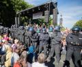 Bild: Christoph Soeder/dpa
Nicht nur Teilnehmer von Kundgebungen haben Probleme mit den Corona-Regeln.