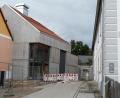 Bild: Portner
Endspurt beim Stadtarchiv: Die Fenster und Außentüren sind eingebaut, jetzt startet der Innenausbau. Die Betonfassade behält ihre „Scheunen-Optik“.