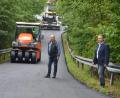 Bild: dob
Bürgermeister Andreas Wutzlhofer (rechts) und Außendienstleiter Karl Frey (links) vergewissern sich über den Stand der Asphaltierungsarbeiten von Roggenstein vorbei an der Kläranlage bis nach Oberschleif. Mit der neuen Deckenschicht ist der Straßenzug wieder locker 30 Jahre gut befahrbar.