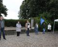 Bild: pko
Die Teilnehmer legten nach den Ansprachen zum Antikriegstag auf dem Plattenberg Sonnenblumen auf den zwölf Grabsteinen, die die zwölf Stämme Israels symbolisieren, nieder. Im Bild (von links) Tom Hiltl (DGB), MdB Marianne Schieder, Kreisrat Franz Schindler, Zweite Bürgermeisterin Margit Reichl, Theresa Krämer und eine Vertreterin der Deutschen Friedensgesellschaft.