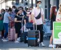 Bild: Christoph Schmidt/dpa
Urlauber, die jetzt zurückkehren, können oder müssen sich testen lassen – je nachdem, aus welchem Land sie kommen. In der Regel sind das aber keine hochbetagten älteren Leute sondern deutlich jüngere. Und damit keine Risikogruppe.