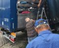 Bild: u
Rund acht Tonnen Altpapier und acht Tonnen Altkleider verladen Kolping-Vorsitzender Siggi Schorner (auf der Leiter) und sein Helferteam bei der Räumung der Altpapiersammelstelle auf das Lkw-Gespann. Der Anhänger wird bis unters Dach mit gebrauchter Kleidung vollgestopft. Der Stadel wird in den nächsten Wochen vom Obst- und Gartenbauverein selbst genutzt.