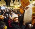 Bild: Gabi Schönberger
Ein Bild aus dem letzten Jahr: Der Weidener Nikolaus umringt von vielen Kindern auf dem gut besuchten Christkindlmarkt. Und nicht nur Nikolaus Peter Ertl fragt sich: Wird es das heuer geben?