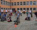 Bild: wro
Einen kurzweiligen Erlebnistag boten das BRK Wiesau und das Jugendrotkreuz auf dem Gelände zwischen Grund- und Mittelschule. Die Abstandsregeln konnten auf der großen Fläche stets gut eingehalten werden.