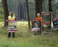 Bild: wel
Jagdpächterin Klothilde Koller (Mitte), der Bezirksvorsitzende des Jagdverbandes, Alexander Flierl (rechts), und Armin Ismail von der Polizeiinspektion Oberviechtach stellen Warntafeln auf, die Autofahrer auf Wildwechsel und die damit verbundene Gefahr hinweisen.