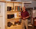 Bild: JOCHEN NEUMANN 
ERBENDORF
Da freut sich Museumsleiter Manfred Klöble. Alle Exponate an Musikinstrumente haben in der Vitrine ein neues Zuhause.