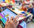 Bild: Armin Weigel/dpa
Bayerns Schulsystem belegt Platz 2: Grundschüler arbeiten in der Abensberger Grundschule Offenstetten mit einem Tablet. Die Schule nimmt am Schulversuch „Digitale Schule 2020“ der Stiftung Bildungspakt Bayern teil.