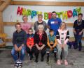 Bild: amö
Jubilarin Maria Reger freute sich über die Glückwünsche ihrer Urenkel (vorne, von links) Hannes, Tom, Toni und Emily. Zum 85. Geburtstag gratulierten auch (hinten, von links) Enkelin Uschi, Tochter Ulrike, Enkel Markus und Bürgermeisterin Sonja Meier.