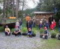 Bild: wro
Themen des OWV-Ferienprogramms waren der Wald und der Klimawandel. Eingebunden war auch eine Baumpflanzaktion, an der sich die Kinder aktiv beteiligten. Betreut wurde der Ausflug von Jürgen Wilka, Peter Hasenfürter, Hermann Zettl und Revierförster Matthias Gibhardt (hinten, von rechts).