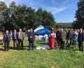 Bild: ihl
Ministerin Michaela Kaniber wirbt am Leistenweiher für den heimischen Karpfen. Mit im Bild geladene Gäste zur Eröffnung der Karpfen-Saison.