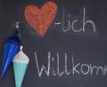 Bild: Robert Michael/dpa
Willkommen geheißen werden am ersten Schultag nicht nur Abc-Schützen und Schüler. Auch viele Lehrer, Schulleiter und Konrektoren treten neue Stellen an.