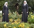 Bild: sck
Ihr zeitliches Gelübde legen am Samstag die Schwestern (von links) Ida-Maria Kastner und Maria Veronika Gresik in der Klosterkirche in Auerbach ab.