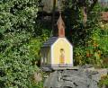 Bild: adj
Das Minikirchlein im Garten von Angela und Will Bleich sieht dem Orginal auf dem Basalkegel wie ein Zweilling ähnlich.