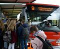 Archivbild: Petra Hartl
Am Dienstag beginnt das neue Schuljahr und das Gedränge im Schulbus. Die Grünen im Kreistag werfen jetzt die Frage nach dem Hygienekonzept bei der Busbeförderung auf (Das Foto entstand vor der Pandemie).