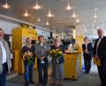Bild: szl
Seit 20 Jahren gibt es die Postfiliale im Elektrofachgeschäft TV-Hifi Härtl in Bärnau. Im Bild: (von links) Bürgermeister Alfred Stier, Mitarbeiterin Gerlinde Lode, Geschäftsinhaber Edwin Härtl und Ehefrau Irene Härtl sowie Elke Frinzel und Helmut Muhr von der Deutschen Post AG.