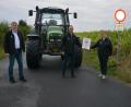 Bild: jr
Mit einem eigens herausgebrachten Flyer wollen die Landwirte um gegenseitige Rücksichtnahme werben. BBV-Geschäftsführer Ulrich Härtl, Kreisobmann Ely Eibisch, Kreisbäuerin Irmgard Zintl und stellvertretender BBV-Kreisobmann Martin Zintl (von links) stellten die Aktion vor.