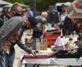 Symbolbild: Sebastian Frank/exb
Flohmarkt auf dem Platz der Deutschen Einheit in Suhl. In Marktredwitz müssen Schnäppchenjäger auf den Flohmarkt von Gisela Swenne heuer verzichten.