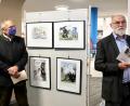 Bild: usc
Georg Franz Fröhler, Vorsitzender des Hospizvereins Amberg (links), hatte zur Vernissage der Karikaturenausstellung, den Amberger Poeten und Liedermacher Peter Seidl (rechts) eingeladen. Seine Lesung aus der Sammlung „Wenn die Tage kürzer werden“ sollte die Besucher zum Nachdenken anregen.