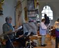 Bild: gi
Coronabedingt in kleiner Besetzung wurde die letzte Pilgermesse mit Pfarrer Josef Most in der Wieskirche zum Abschied von den Kirchenmäusen, Veeh-Harfen, Sängerinnen und Instrumentalisten unter der Leitung von Petra Zielbauer (Zweite von rechts) mit gestaltet.