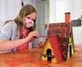 Bild: ubb
Hexchenhäuschen in sämtlichen möglichen Varianten von klassisch bis modern bauten im Museumsquartier zehn Buben und Mädchen, die um Ferienprogramm gekommen waren. Die zehnjährige Madgalena hat ein besonders schönes Exemplar fertiggestellt.