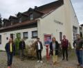 Bild: gsp
SPD vor Ort am maroden Feuerwehrgerätehaus in Raigering: Von links: Georg Erras (FFW Raigering), Thomas Penzkofer (FFW Raigering), SPD-Fraktionsvorsitzende Birgit Fruth, Simone Böhm-Donhauser, Florian Fuchs und Uli Hübner.