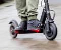 Symbolbild: Christoph Soeder/dpa
Für seinen E-Scooter (Symbolbild) hätte ein 35-Jähriger eine Versicherung gebracht. Weil er die nicht hat, hat er Ärger mit der Polizei bekommen.