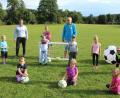 Bild: soj
Bild zeigt die fußballbegeisterten Kinder beim Ferienprogramm der DJK zusammen mit Trainer Robert Söllner (hi.v.rer.) und Bürgermeister Wolfgang Söllner auf dem Sportplatz der DJK Ebnath.