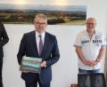 Bild: Hans Prechtl/exb
IHK-Geschäftsführer Markus Huber (Mitte) stattete im Beisein seines Vorsitzenden Hubert Döpfer (rechts) Landrat Thomas Ebeling einen Antrittsbesuch ab.