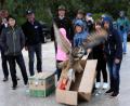 Bild: Stephan Huber
Der letzte der drei auszuwildernden Uhu verlässt seinen Transportkarton und hebt ab in Richtung Freiheit. Mit einer Größe von circa einem halben Meter und einem Gewicht von zwei Kilo sind die etwa vier Monate alten Jungtiere durchaus eine imposante Erscheinung.