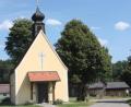Bild: frd
Hunderte von Flur- und Kleindenkmälern, Dorfkapellen und Totenbrettern sind im Gebiet des Altlandkreises Oberviechtach verzeichnet. Aus diesem Fundus hat sich der frühere Kreisheimatpfleger Hubert Teplitzky verschiedene Wanderungen überlegt. Auch die schmucke Dorfkapelle in Mitterlangau bildet ein Etappenziel.