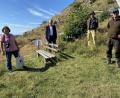 Bild: Eichl
Schäfer Thomas Müller (Zweiter von rechts) weiß Naturpark und Politik hinter sich: Biologin Mathilde Müllner, Bürgermeister Thomas Meiler und der Naturpark-Ranger Heiko Hoffmann (von links). Zwischen Meiler und Müller sieht man einen einjährigen Ahorn, der erahnen lässt, wie schnell der Schlossberg zugewachsen wäre, würden die Schafe die Felslandschaft nicht offen halten.