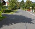 Bild: jr
Es bleibt dabei: In der Mitterteicher Straße in Pechbrunn ist weiterhin eine Geschwindigkeit von 50 km/h erlaubt, auch eine Rechts-vor-links-Regelung wird es nicht geben. Stattdessen sollen die kürzlich aufgestellten grün- und orangefarbenen Warnfiguren für eine Verlangsamung des Verkehrs sorgen.