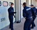 Bild: exb
Was tun, wenn wir mit einem Messer bedroht werden? Das will für die jungen Polizeischüler geübt werden. Auch bei 30 Grad im Schatten schon am Vormittag und coronagerecht geschützt.