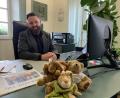 Bild: kmo
Für den größten Medienrummel seit Beginn von Sebastian Dippolds Amtszeit als Neustädter Bürgermeister sorgte Schnuffel, der kleine Kuschelhase (vorne, grün), den der Bürgermeister auf einer Radtour gefunden hat. Da sein Besitzer nicht aufgetaucht ist, hat der Hase einen festen Platz an Dippolds Schreibtisch.
