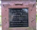 Bild: dob
Das im Jahre 1895 eingeweihte Kriegerdenkmal auf der Mitte des Marktplatzes in Vohenstrauß nennt zwei „tapfere Krieger, die auf dem Felde der Ehre“ verblieben. Auf der schwarzen Glasplatte ist eingraviert: „August Würschinger Soldat d. kgl. 8. Jäger- Bataillons gefallen in der Schlacht b. Sedan a. 1. Sept. 1870.“ Wie die Verlustliste aussagt, verstarb der 25 Jahre alte Krieger nach der Schlacht bei Sedan im Feldlazarett Bazeilles am 6. September 1870 an „durchdringender Brustschusswunde.“ Und das Denkmal erinnert an das zweite Vohenstraußer Opfer: „Jungkunst Andreas „Soldat b. kgl. 9. Jäger Bataillons vermisst in der Schlacht bei Orleans am 8.11.1870.“